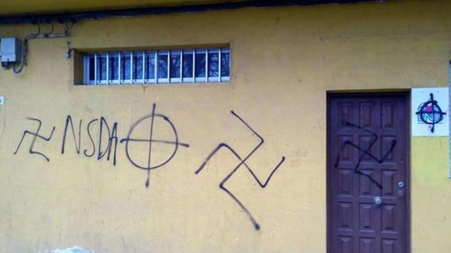 Pintadas con simbología nazi en la comarca. // G. Santos