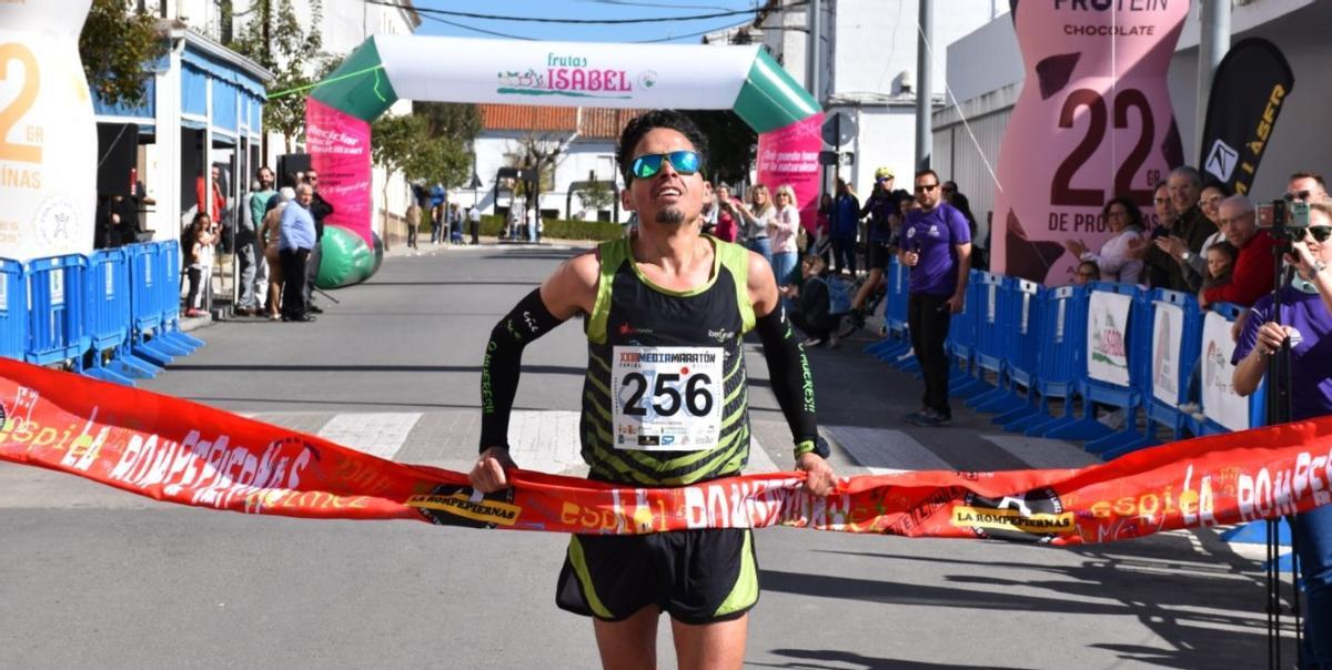 Manuel Mejías festeja el triunfo en la media maratón de la Espiel-Belmez.