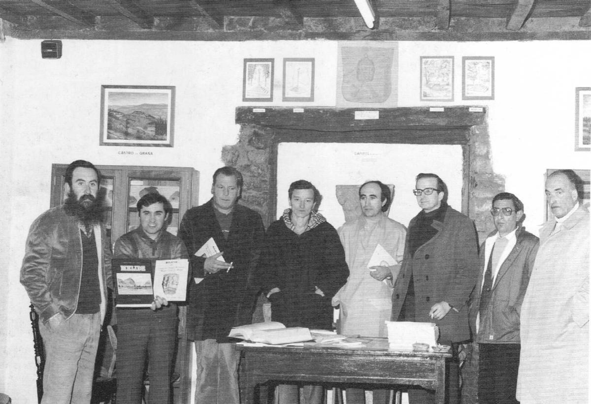 Acto de presentación del número 4 del Boletín do Centro de Estudios Melidenses, en el año 1984. Xosé Manuel Rodríguez Pampín es el tercero empezando por la derecha