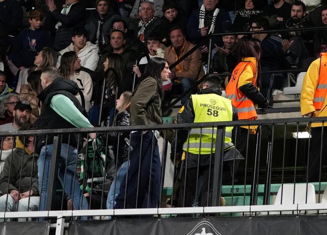 Galería | Nuevas imágenes del 'espectáculo' de los acompañantes del Racing en tribuna