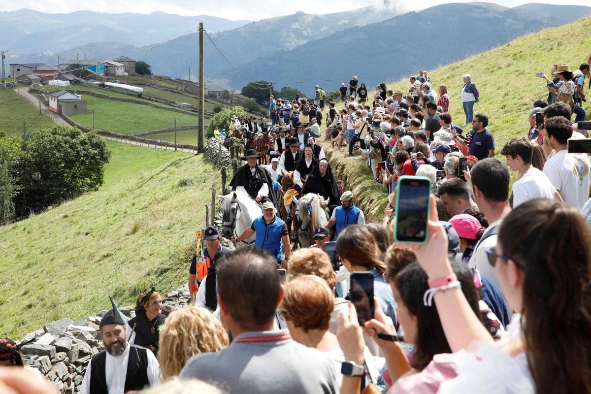 En imágenes: Así es la boda vaqueira que cada último domingo de julio llena la braña de Aristébano