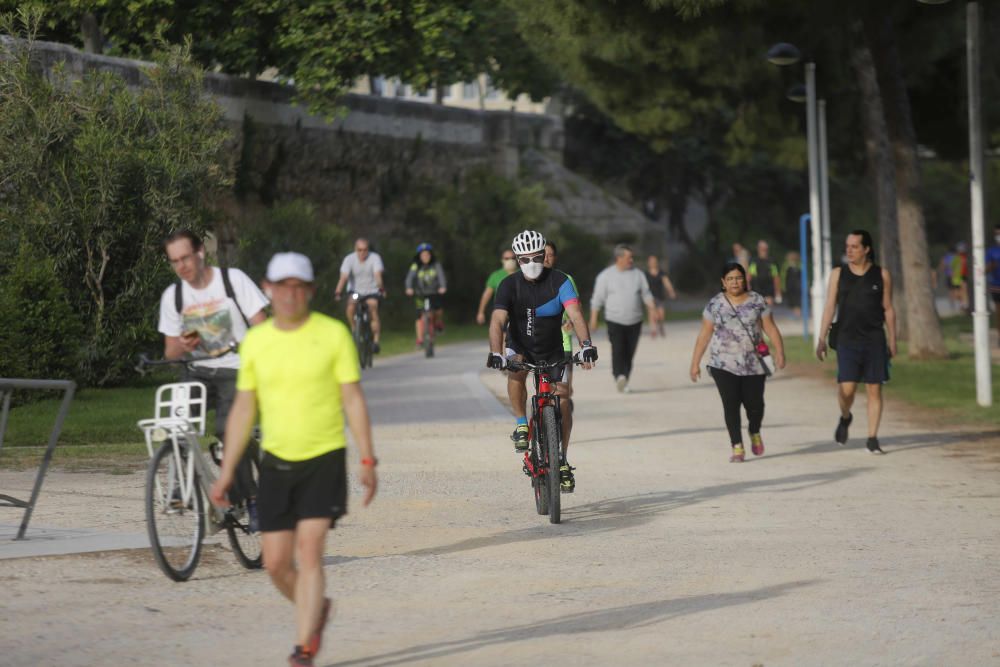 Deportistas en el Paseo Marítimo y en el Jardín del Turia de València