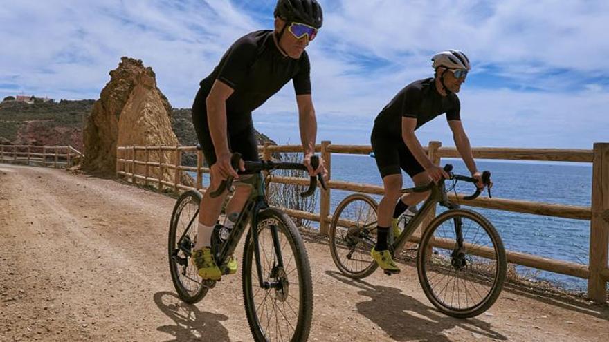 Dos ciclistas pedalean por Mazarrón.