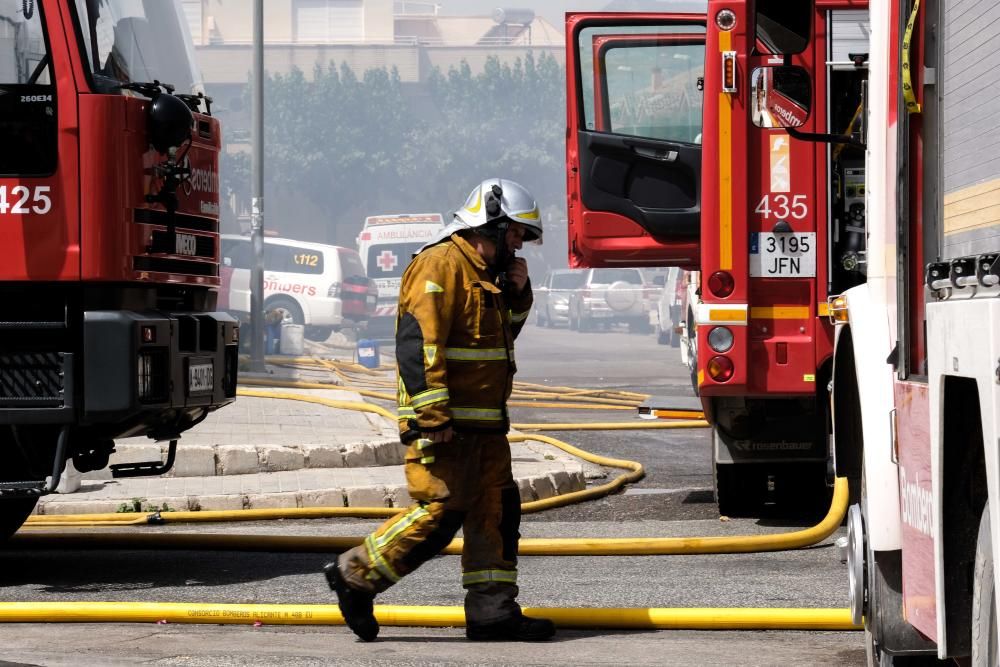 Los Bomberos han pedido a los vecinos que cierren puertas y ventanas para evitar el humo