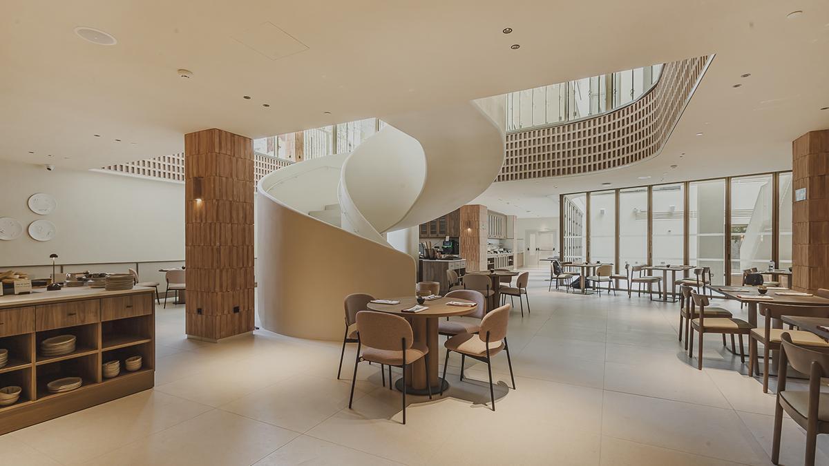 El interiorismo de Proyecto Singular combina líneas curvas, madera y piezas cerámicas en los espacios comunes del hotel.