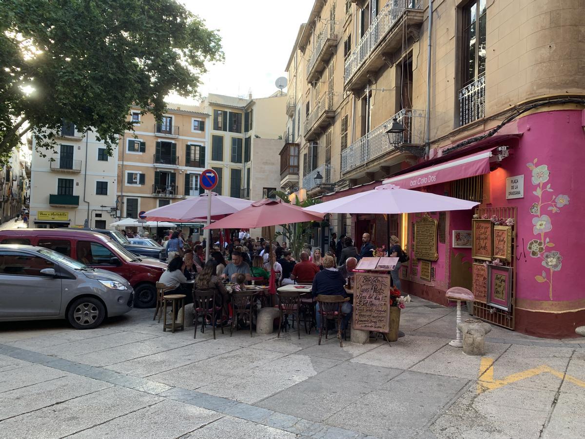 Terrazas en la plaza Drassanes.