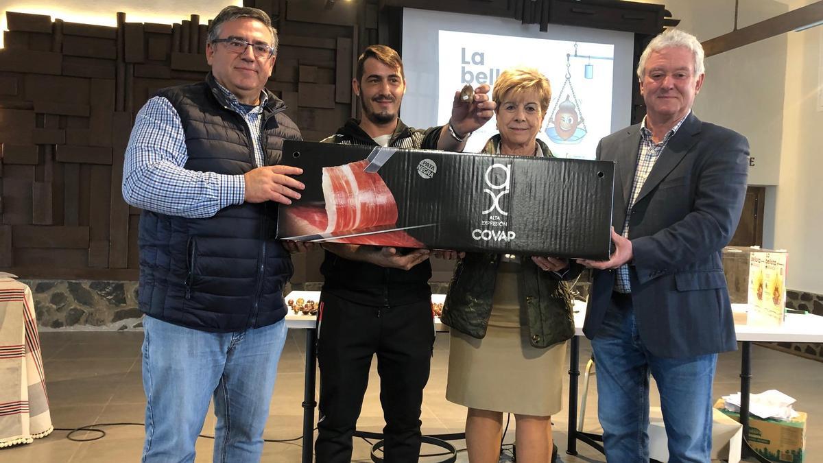 Entrega del premio a la bellota más grande del año 2019.