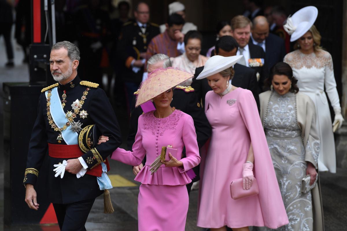 Los reyes Felipe VI y Letizia asisten a la coronación de Carlos III, en imágenes.