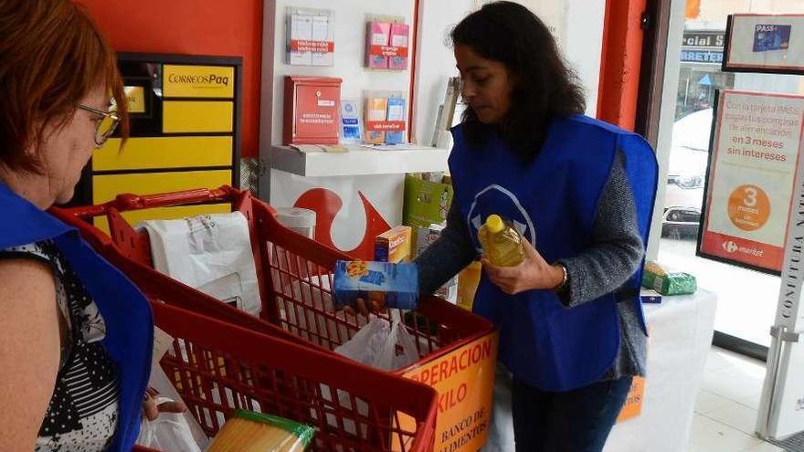 Dos voluntarias ayer en un supermercado de Moaña en la Gran Recogida de Alimentos. // Gonzalo Núñez