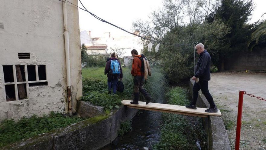 Los vecinos conocen el estado real del río Valdecorvos, soterrado desde los años 50
