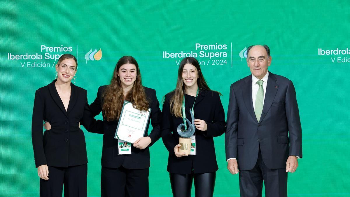 Alexia Putellas y el presidente de Iberdrola, Ignacio Galán, con las ganadoras del Premio Supera Competición.