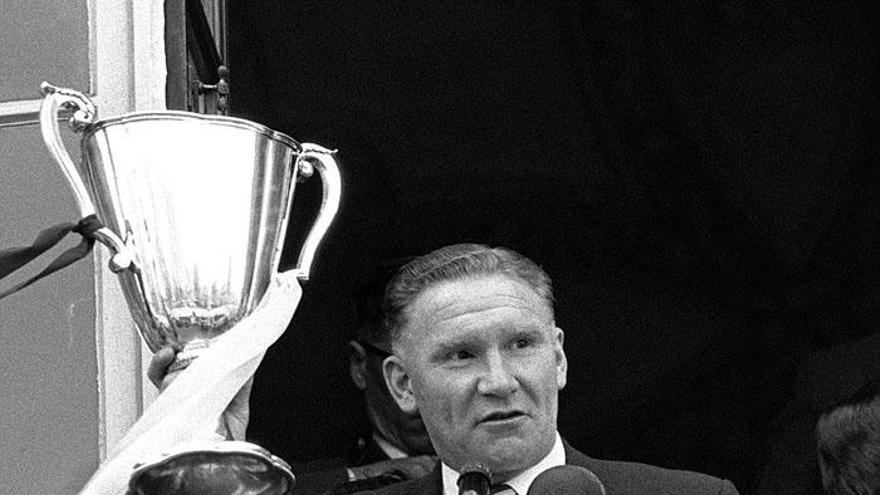 Bill Nicholson, con uno de los trofeos conquistados.