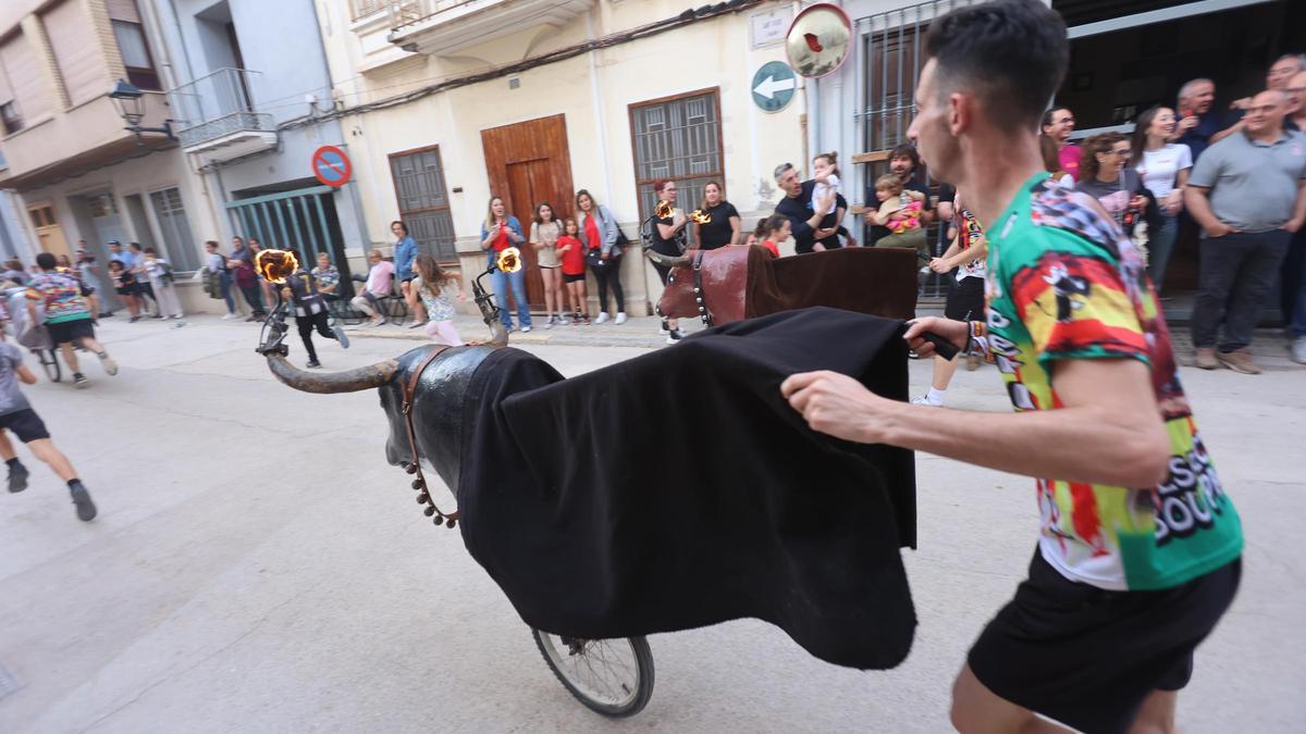Encierro taurino infantil con carretones, celebrado en Almassora hace unas semanas.