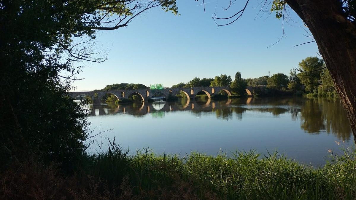 Cielos rasos y solazo en Zamora capital este martes. Vistas del río Duero.