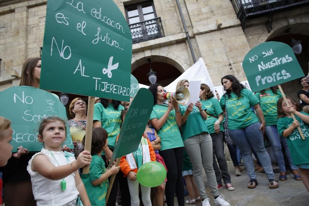 Concentración contra los recortes en las escualas infantiles de Asturias