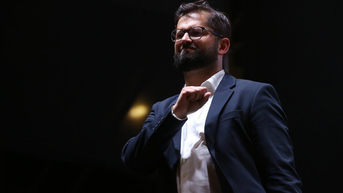 El presidente electo Gabriel Boric saluda a sus simpatizantes en Santiago (Chile).