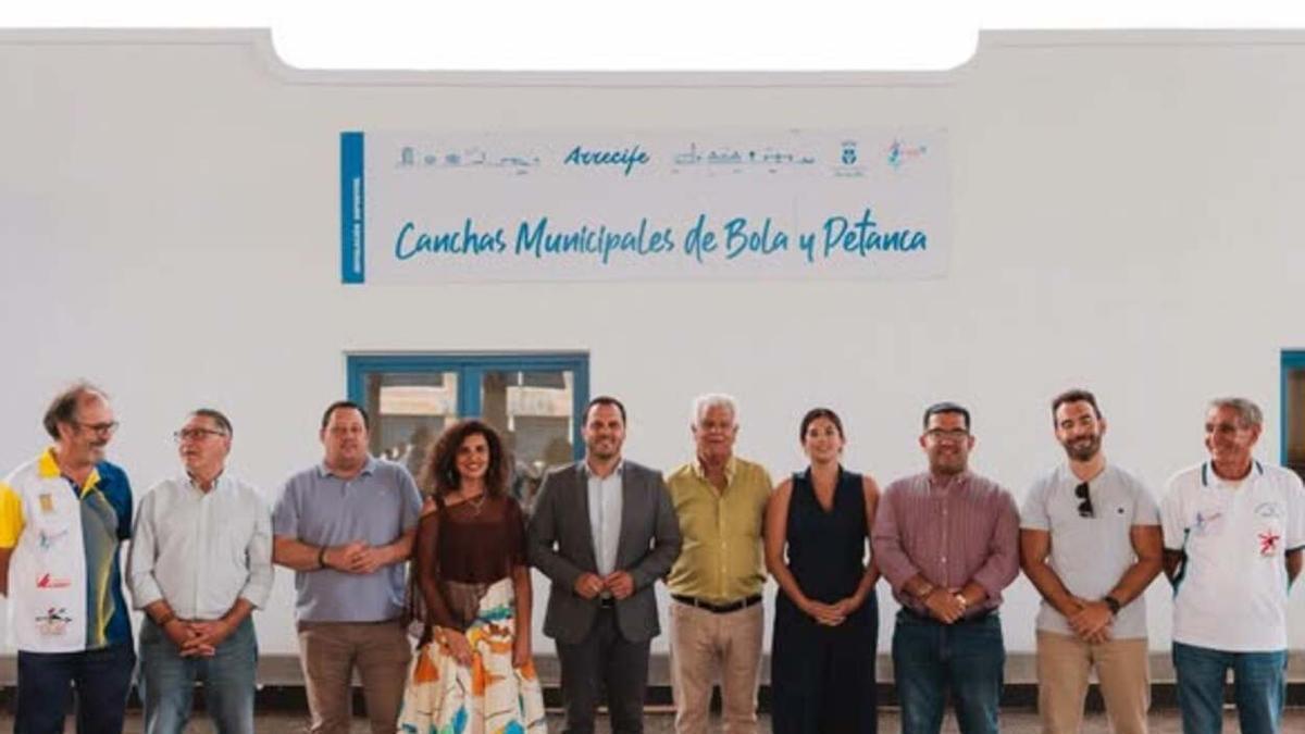 El alcalde de Arrecife, Yonathan de León (c), y la concejala de Deportes, Eli Merino, acompañados por ediles del grupo de gobierno y represenrantes de la Federación Insular y clubes de bola