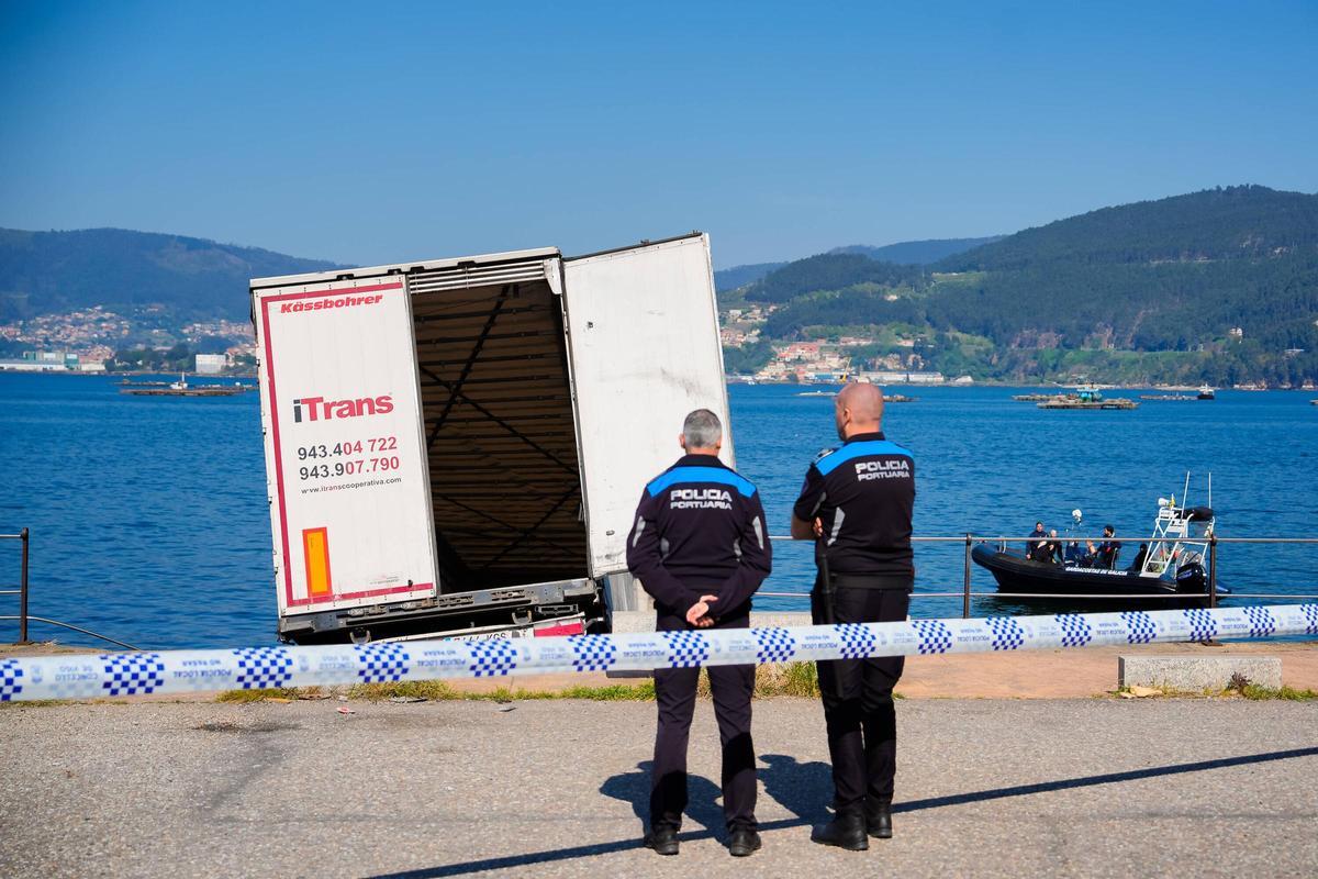 Cae un tráiler al mar en Vigo tras fallarle los frenos