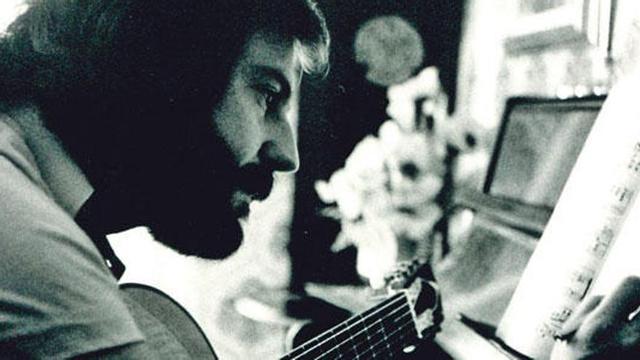 El cantautor, trabajando en una de sus composiciones.