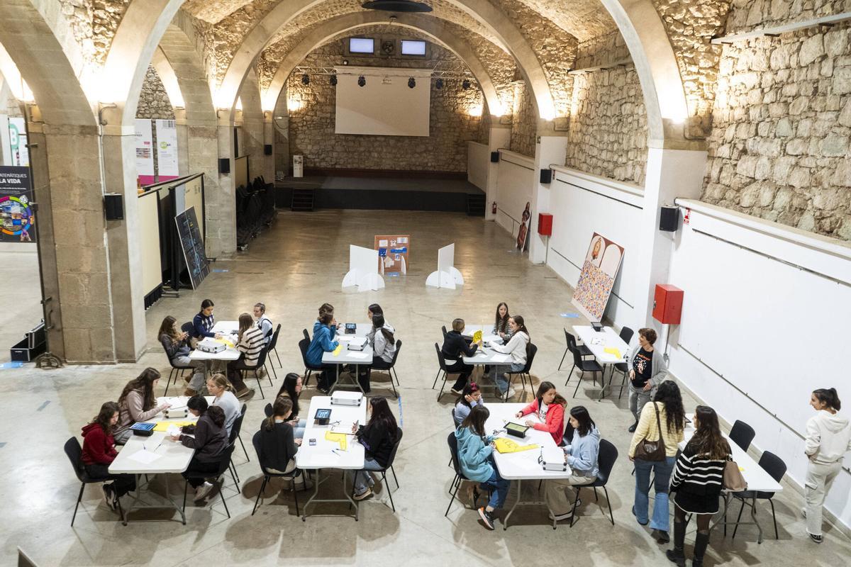 Totes les fotos de la jornada de tarda del programa 'Ambaixadores de les Matemàtiques' Totes les fotos de la jornada de tarda del programa 'Ambaixadores de les Matemàtiques'