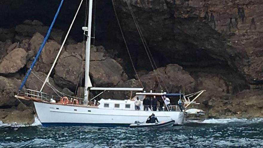 Imagen del velero encallado tomada desde el patrullero Toralla de la Armada española.