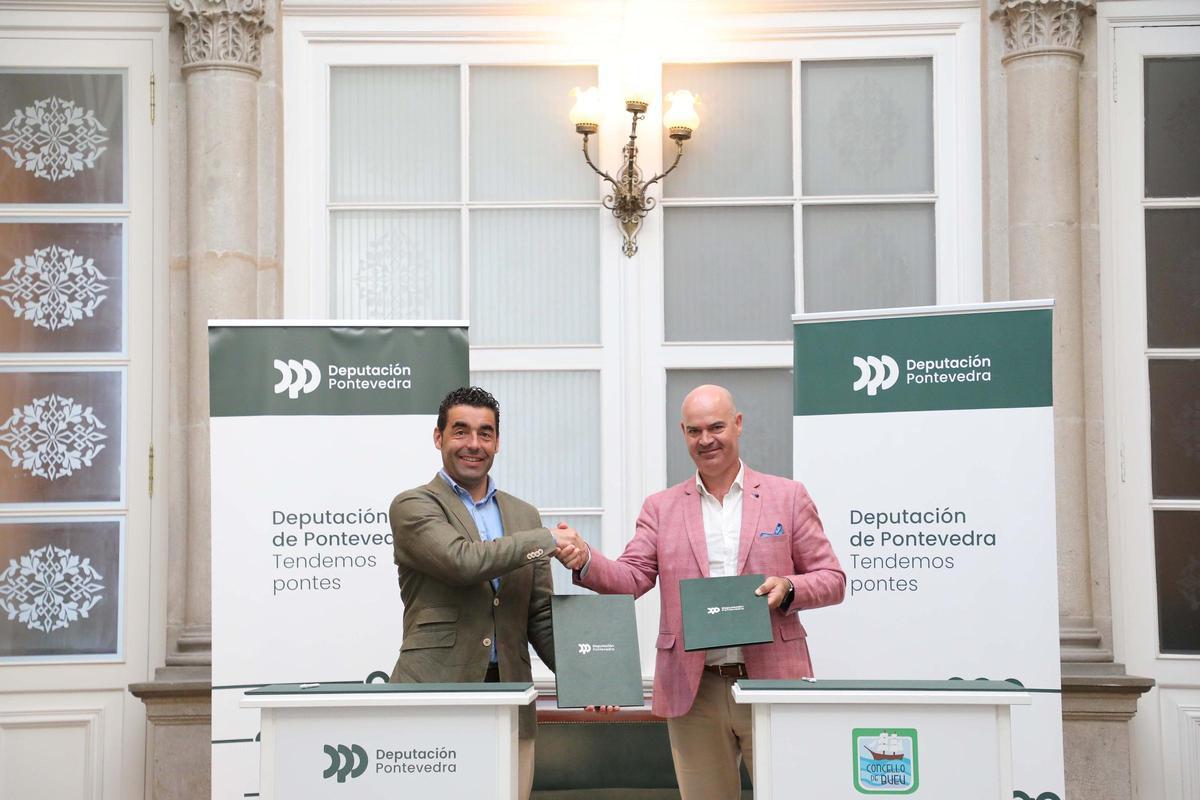 El presidente de la Diputación, Luis López, y el alcalde de Bueu, Félix Juncal, firman el convenio para la obra del Parque Urbano Lugrís.