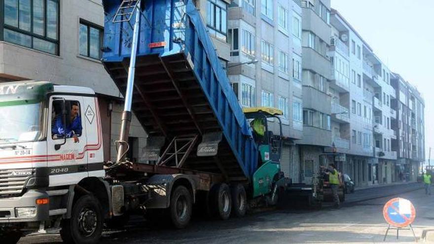 El asfaltado en la calle Johán Carballeira comenzó ayer por la mañana.