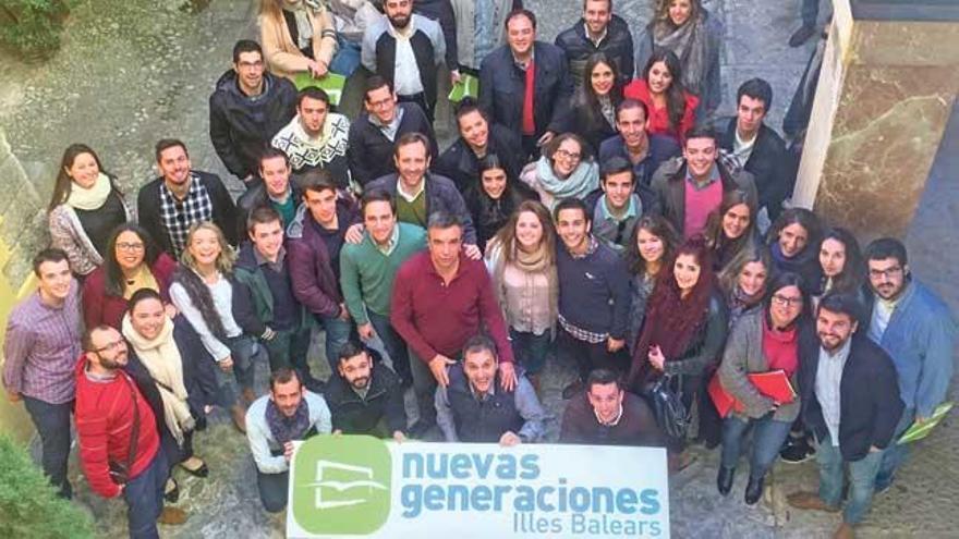 Miquel Vidal, junto a miembros de NN GG, ayer en Binissalem.