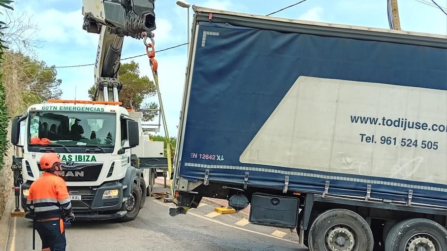 Un tráiler de grandes dimensiones se queda atrapado en un callejón de Siesta