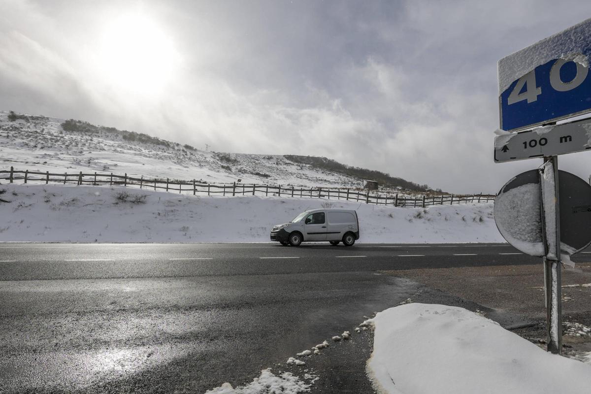 Un furgoneta cirula por el Huerna