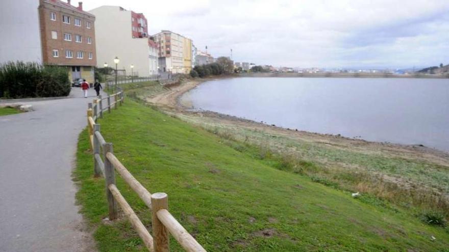 Embalse de Meicende, del que el Concello pretende separar el río Pastoriza de la red de saneamiento.