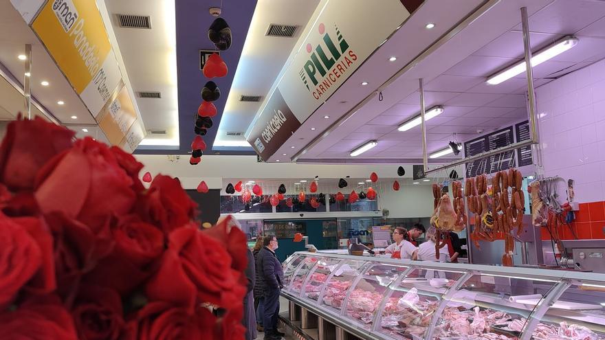 El mercado de Elviña celebra San Valentín con flores y regalos