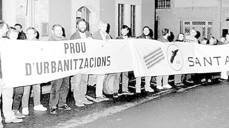 Movilización del GOB y PSM, en 1996, contra la aprobación de los planes de sa Talaiola y es Pujol.