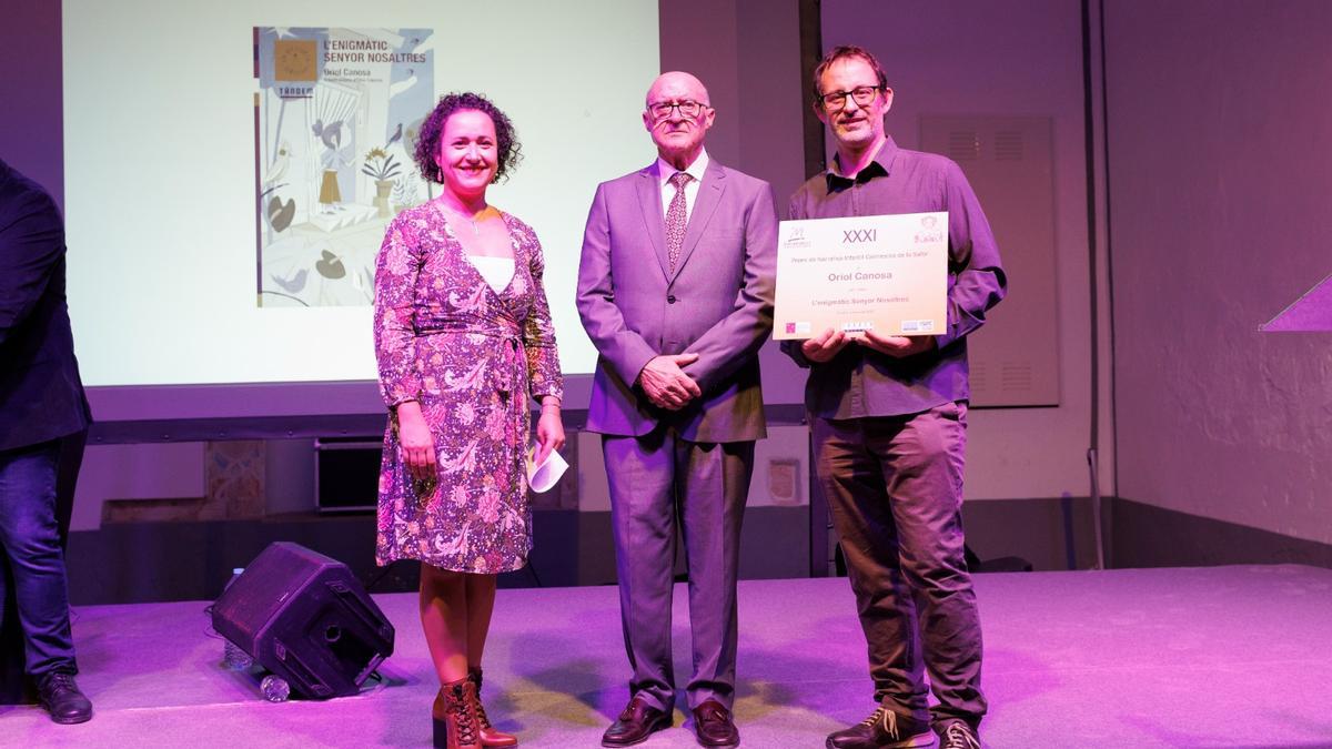 Paula Soriano, Juan Espinosa y el premiado Oriol Canosa.