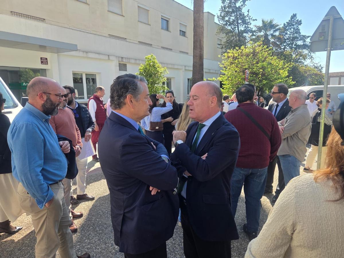 Sanz y Barón charlan durante la visita a las obras de rehabilitación del centro de salud de Campillo Bajo en Antequera