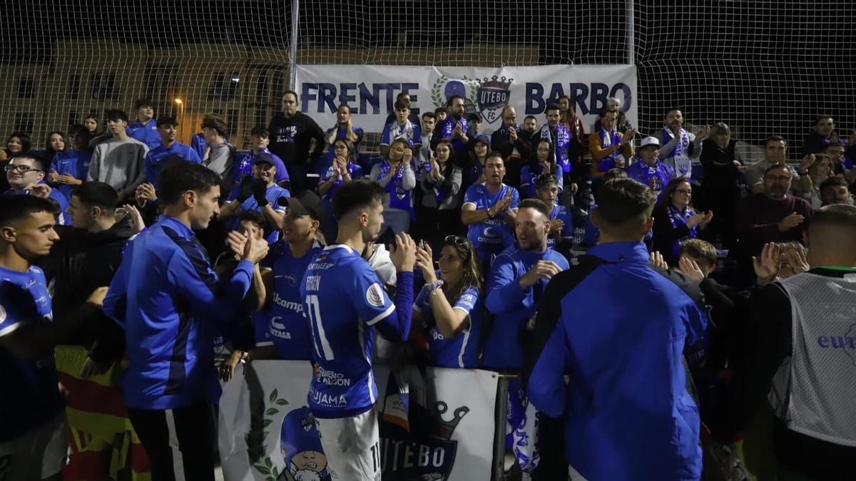Los jugadores del Utebo saludan y conversan con sus aficionados tras el partido frente al Mirandés.