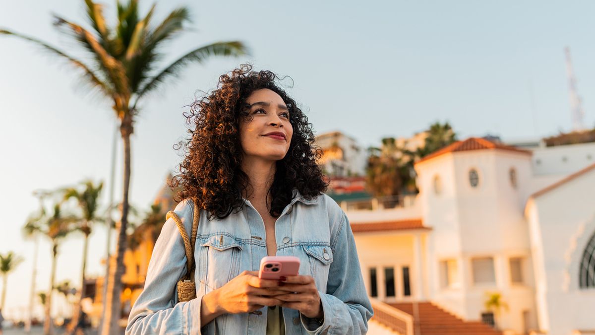 Cada vez más viajeros optan por una eSIM para mantenerse conectados de forma rápida, segura y sin tarjetas físicas.