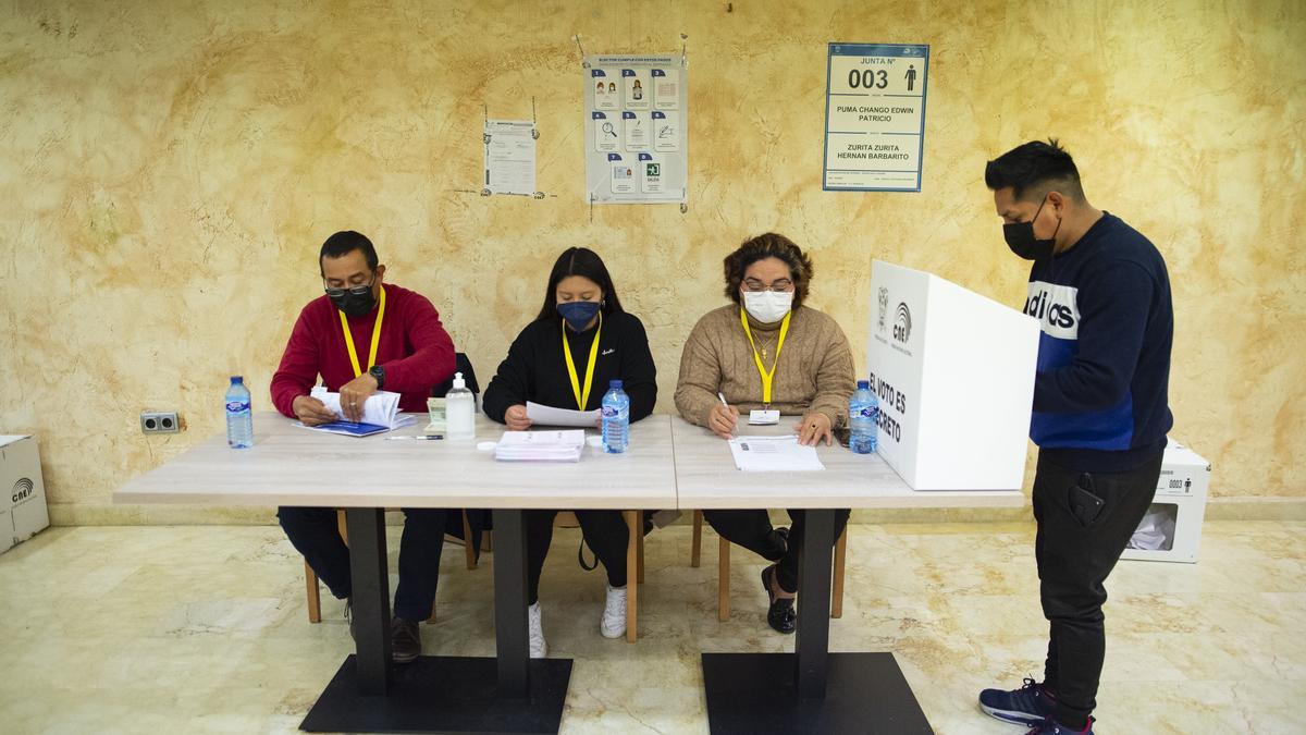 Los ecuatorianos residentes en la Región votan en la segunda vuelta de las elecciones de su país