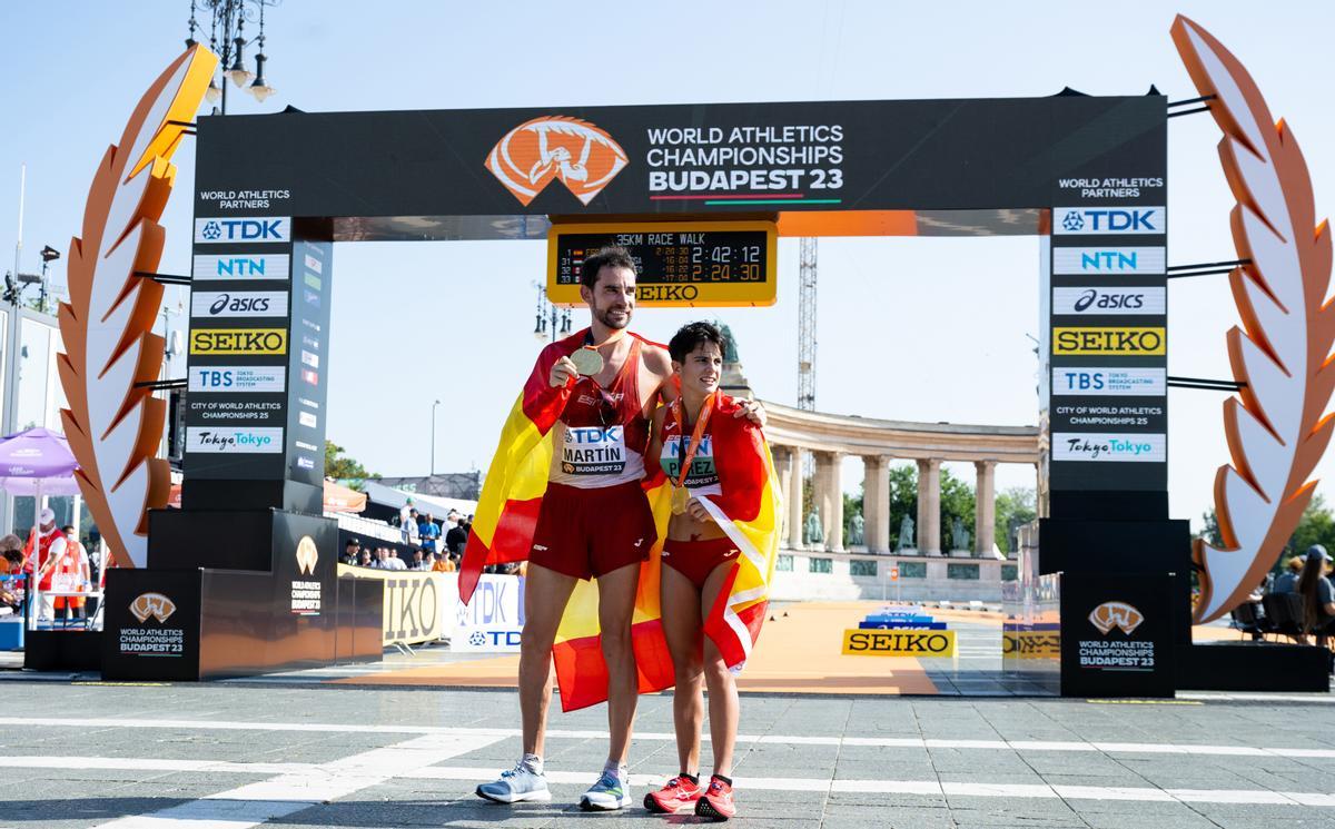 Álvaro Martín y María Pérez, dobles campeones del mundo de 20 y 35 kilómetros marcha.