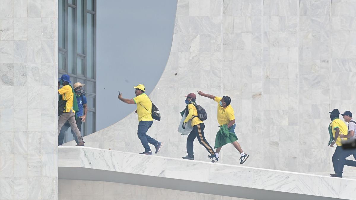 Seguidores del expresidente brasileño Jair Bolsonaro invadieron este domingo el Palacio de Planalto, sede del Ejecutivo, en Brasilia.