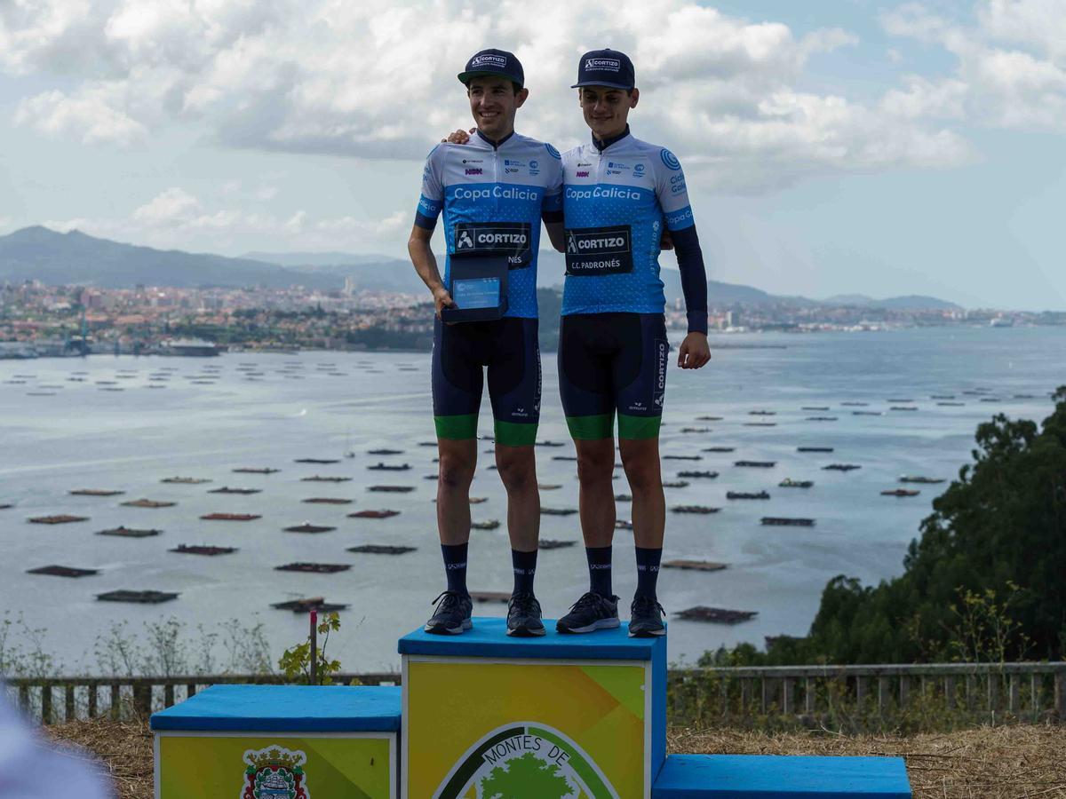 Sinuhé Fernández y Martín Rey, ganadores de la Copa Galicia, ayer en el podio en Domaio.