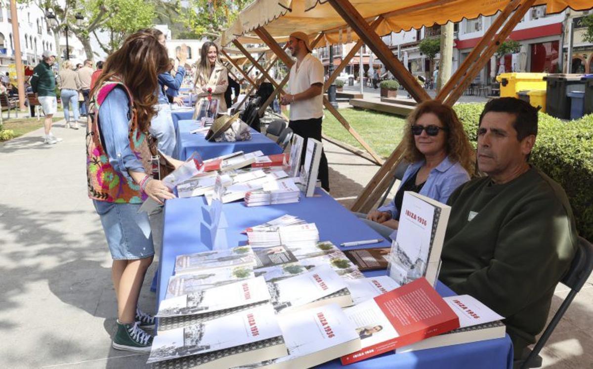 Libros y música por Sant Jordi en el paseo de Santa Eulària |