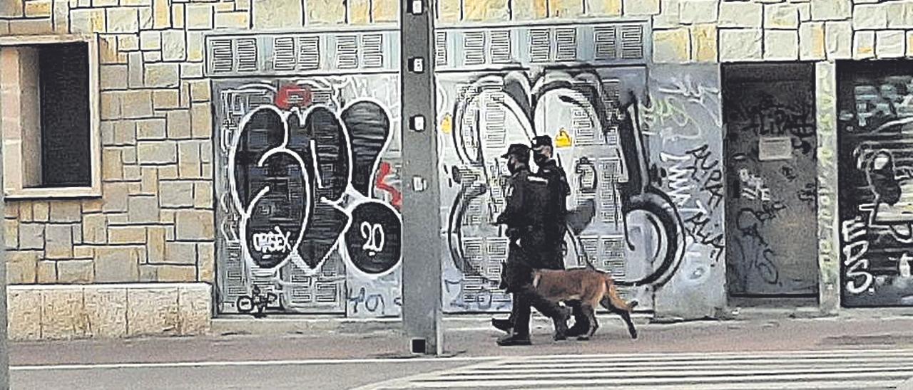 Una pareja de la Policía Nacional con un perro.