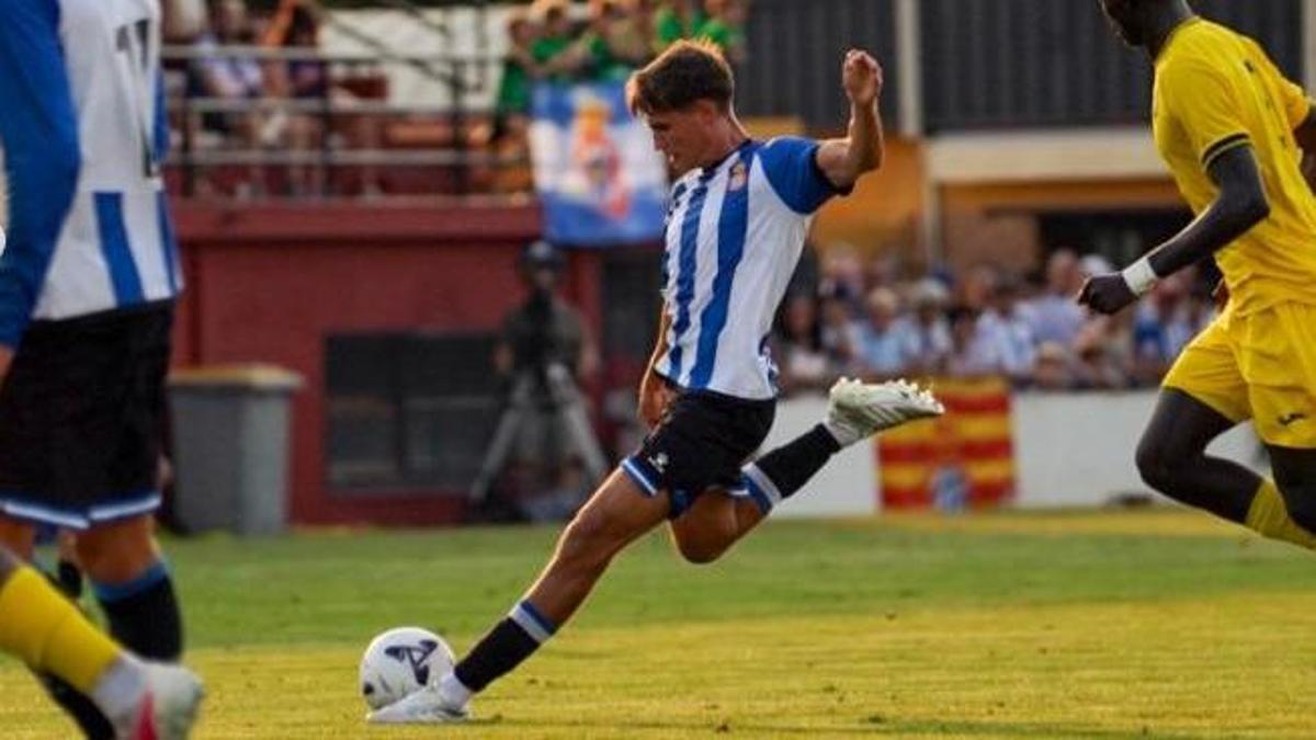 Una acció del partit entre l'Espanyol i el Pau.