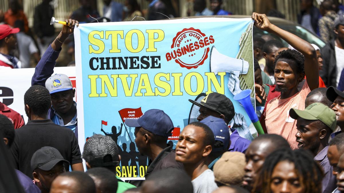 Comerciantes y empresarios keniatas protestan en Nairobi contra los negocios chinos en África.