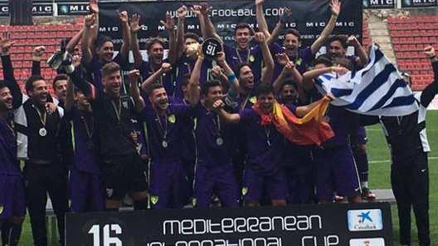 Los jugadores del Málaga Juvenil levantan el título de campeones de la Mediterranean International Cup.