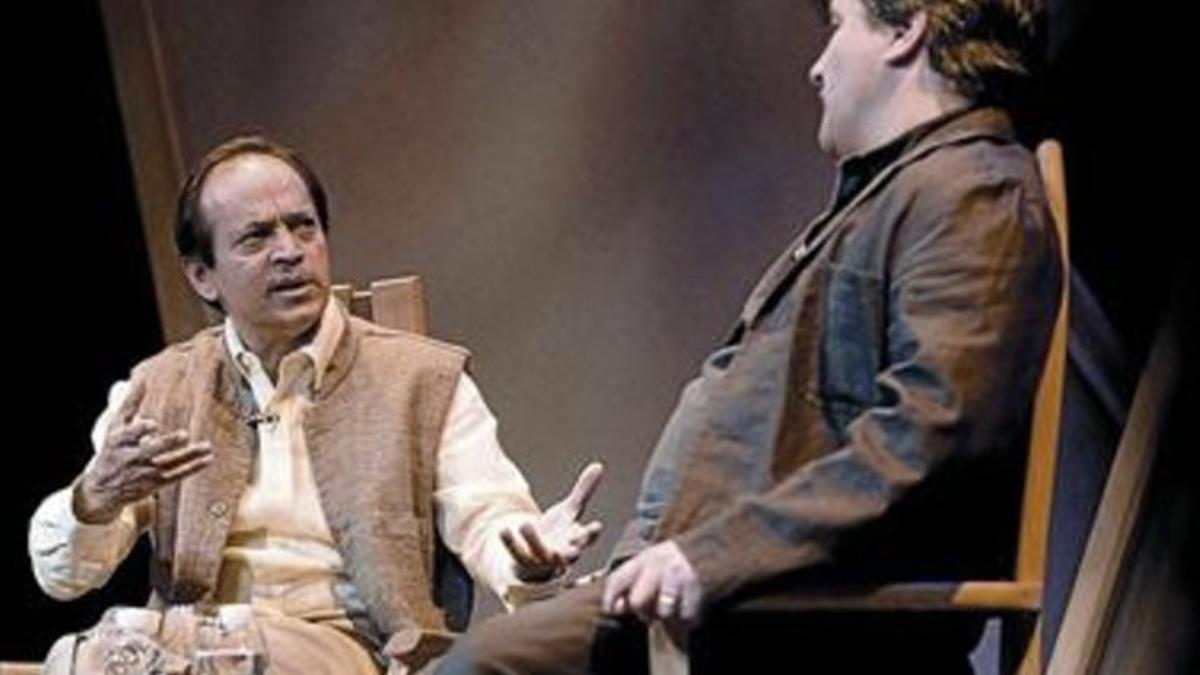 El escritor indio Vikram Seth (izquierda), junto con el director del Hay, Peter Florence, ayer en Granada.