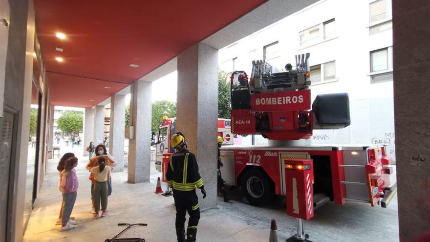 Un herido tras el desprendimiento de varias losetas en un edificio de Bueu