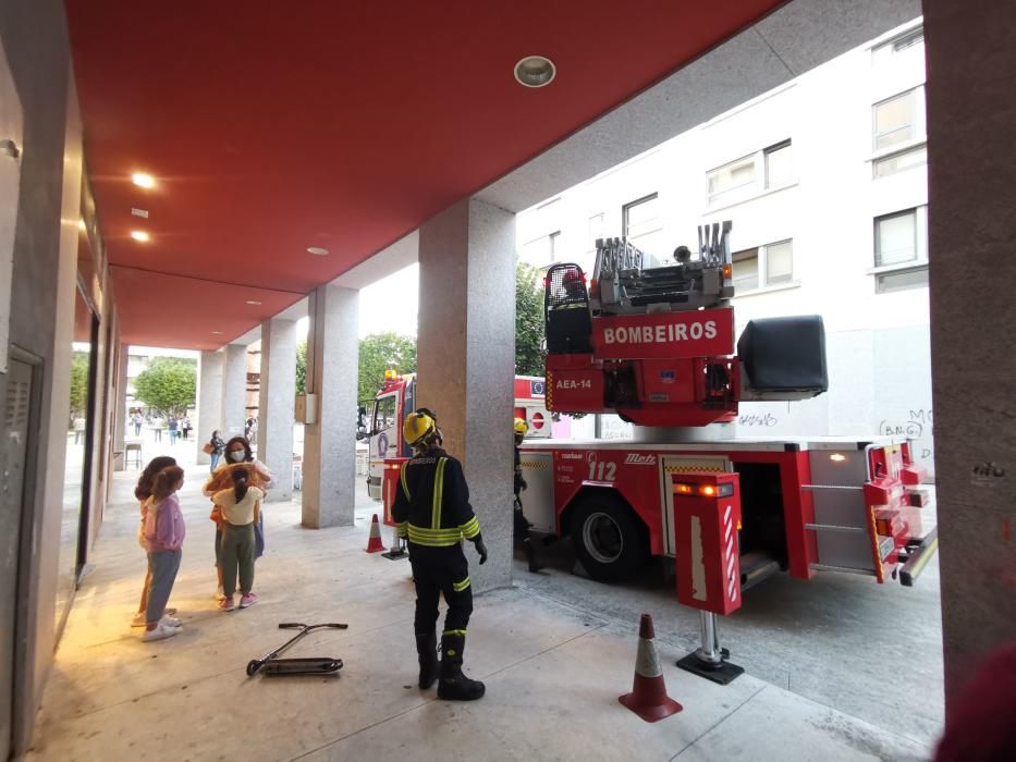 Un herido tras el desprendimiento de varias losetas en un edificio de Bueu. // Santos Álvarez