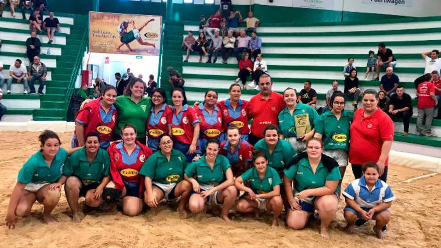 Las féminas de Maxorata y Saladar de Jandía, ayer, en el Pedro Sánchez de Tarajalejo.